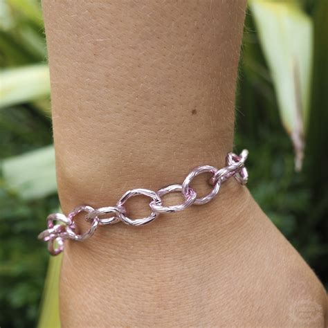 pulseras de metal rosa.